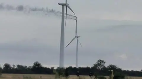 Wiatrak zapalił się od uderzenia pioruna. Gasił go śmigłowiec