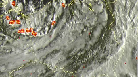 Wyładowania (oznaczone plusami) nad terytorium Polski o godz. 17.20