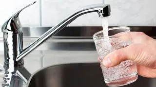 Kilka szklanek wody (może być z kranu) uczyni Cię zdrowszym