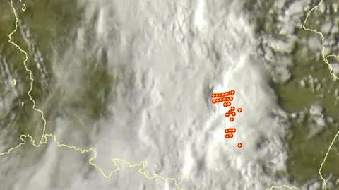 Wyładowania atmosferyczne oznaczono plusami