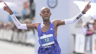 Zwycięzca Kenijczyk Daniel Muimbi Muteti na mecie 11. PZU Półmaratonu Warszawskiego