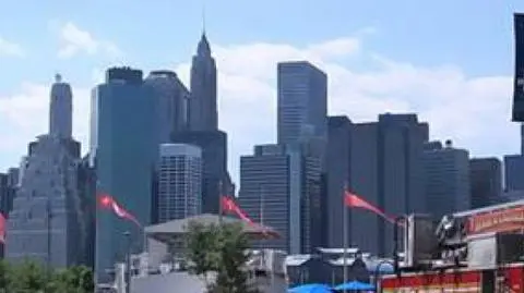 Spacer przez skąpany w słońcu Manhattan