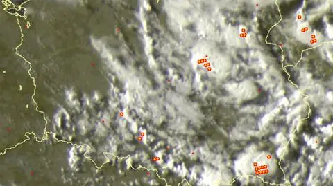 Plusami zaznaczono miejsca występowania burz