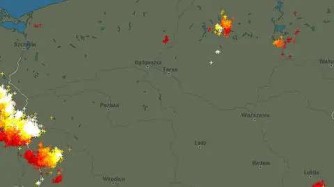 Wyładowania atmosferyczne oznaczono plusami