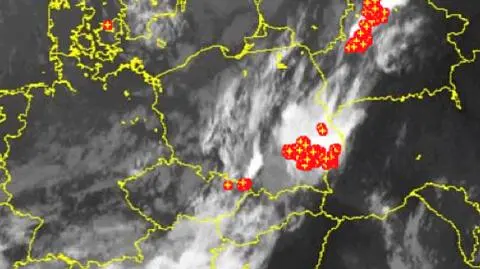 Wyładowania atmosferyczne oznaczono plusami