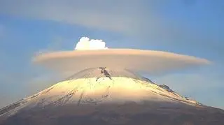 Ciekawa chmura nad wulkanem