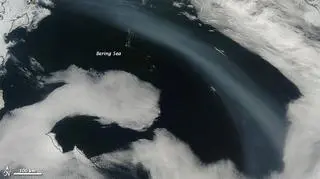 Morze Beringa przykrył pióropusz dymu