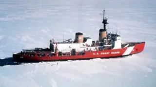 Amerykański lodołamacz Polar Star wypłynął na ratunek dwóm uwięzionym statkom