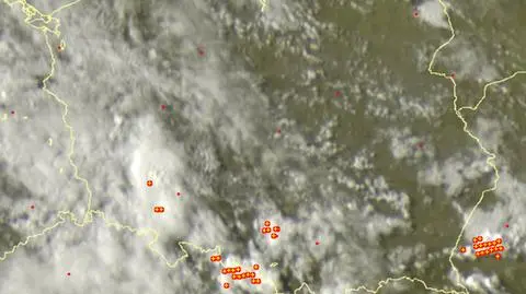 Wyładowania atmosferyczne oznaczono plusami