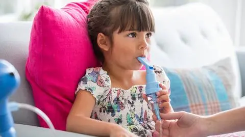 Życie z astmą a smog. Jak sobie radzić