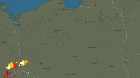 Wyładowania atmosferyczne zaznaczono plusami