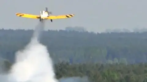 Samolot gasi pożar toruńskiego lasu
