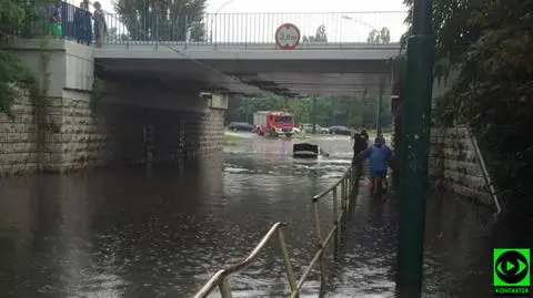 Zalania na Śląsku, w Małopolsce pioruny nadpalały dachy. Skutki poniedziałkowych nawałnic