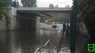 Samochód, który ugrzązł w wodzie w Sosnowcu