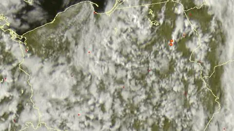 Wyładowania atmosferyczne oznaczono plusami (sat24