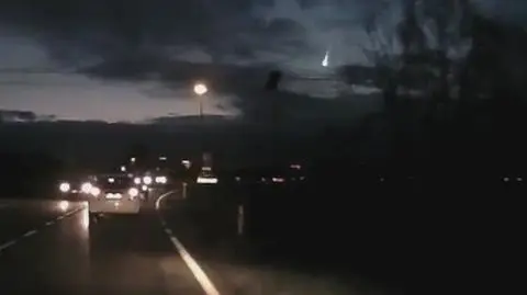 Niesamowity bolid przeszył niebo. Pozostawił po sobie zielone światło