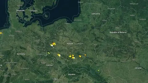 Wyładowania atmosferyczne oznaczono plusami
