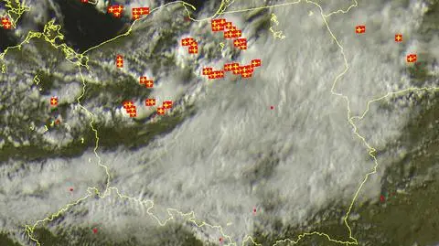 Burze w Polsce około godz. 17.30 - wyładowania atmosferyczne zaznaczone są plusami