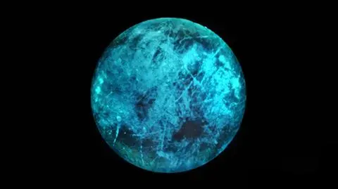 Artystyczna wizualizacja świecenia Europy (NASA/JPL-Caltech)