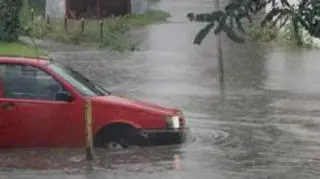Ulewnie padający deszcz zamienił drogi w miejskie rzeki