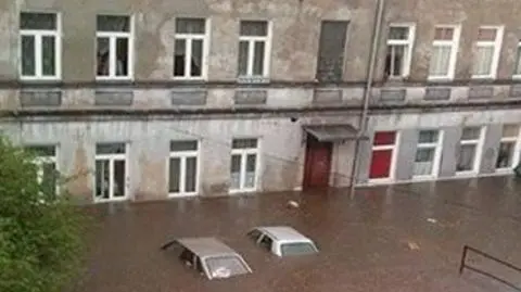 Wielkie ulewy, samochody pod wodą. Ludzie ewakuowani na pontonach
