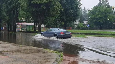 Deszcz zalał ulicę w Hajnówce