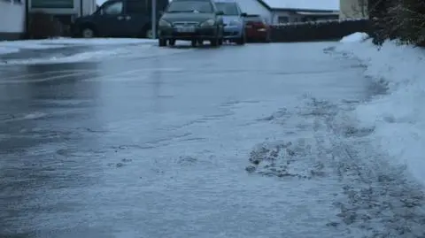 Na wschodzie lód może skuć drogi. Wydano ostrzeżenia