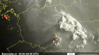 Wyładowania atmosferyczne oznaczone są plusami