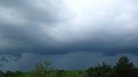 Nadciągnął front burzowy a z nim długo wyczekiwany deszcz.