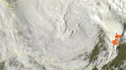 Wyładowania atmosferyczne oznaczono plusami