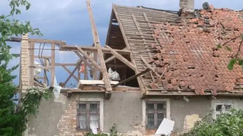 Prawie 10 tys. odbiorców bez prądu. Zerwane dachy, zniszczone budynki, zalane ulice