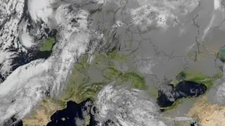 Efekt oddziaływania wyżu Otto nad Europą - zasłona chmur nad Polską i dalej na wschodzie