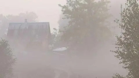 Ledwo widać drogi. Nad Polską zalegają gęste mgły
