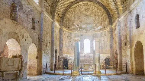 Mozaiki w świątyni Świętego Mikołaja w tureckiej miejscowości Demre w Turcji (Shutterstock). wersja przycięta