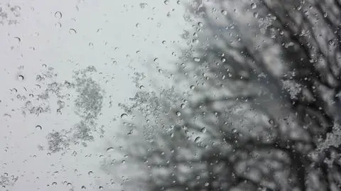 Popada deszcz i deszcz ze śniegiem