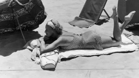 Aktorka Grace Moore na plaży w Kalifornii, 1934-1935