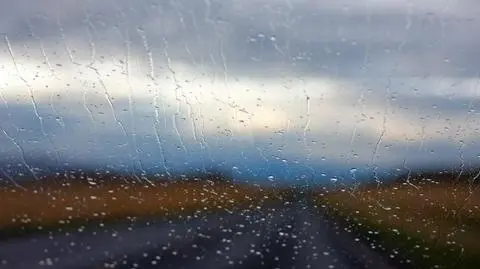 Zmotoryzowanych czekają deszcze i wiatr do 80 km/h