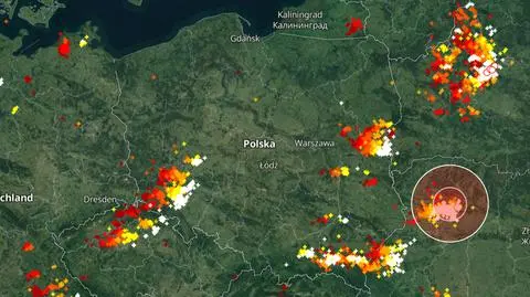 Wyładowania atmosferyczne oznaczono plusami