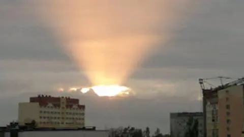 Reflektor zaświecił zza chmur