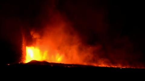 Fontanny lawy wydobywają się z wulkanu