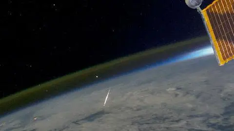 Jedna z wielu "spadających gwiazd", które płoną w ziemskiej atmosferze. Widok z pokładu ISS