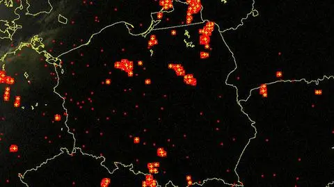 Wyładowania atmosferyczne nad Polską (czerwone punkty) o godzinie 21
