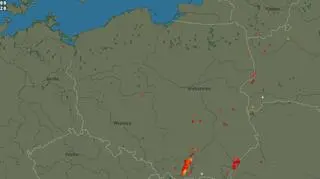 Burze nad Polską godz. 22:35. Wyładowania zaznaczono plusami