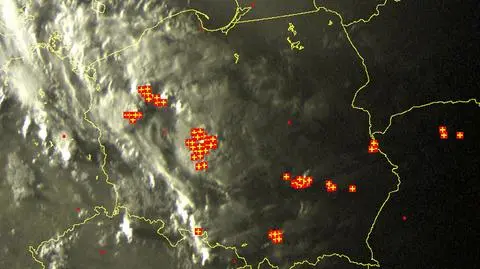 Burze w Polsce około godz. 19.45 - wyładowania atmosferyczne zaznaczone są plusami