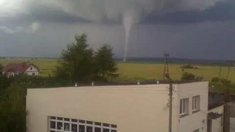 Dnia 14 lipca 2012 r. około godz. 19.00 w Gurczu(wioska niedaleko Kwidzyna ) utworzyło się Tornado, które szło polami w stronę Sztumu. Po drodze widziałam jak w poblizu wsi Jałowiec unosiły sie w powietrzu deski ... myslę, że to mogły być części...