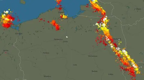 Wyładowania atmosferyczne oznaczono plusami