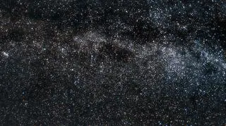 Rój Perseidów na tle Drogi Mlecznej