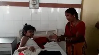 Dziewczynka w szpitalu Bahraich w północnych Indiach
