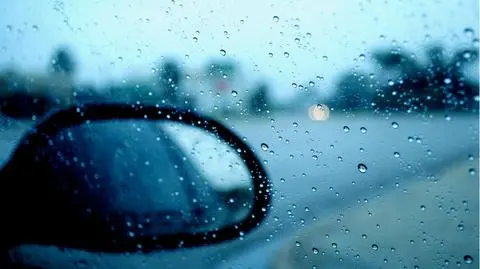 Mokre drogi w większości kraju