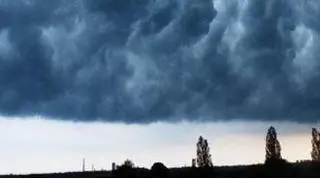Granatowe kłębowisko to chmura szelfowa nad Przyszowicami